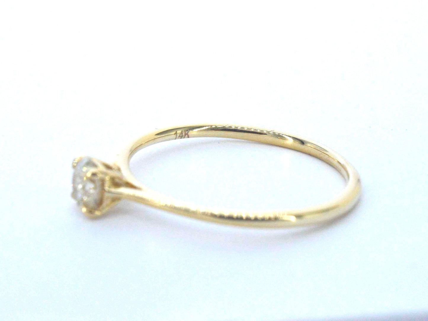 Gouden ring solitair met natuurlijke briljant geslepen diamanten