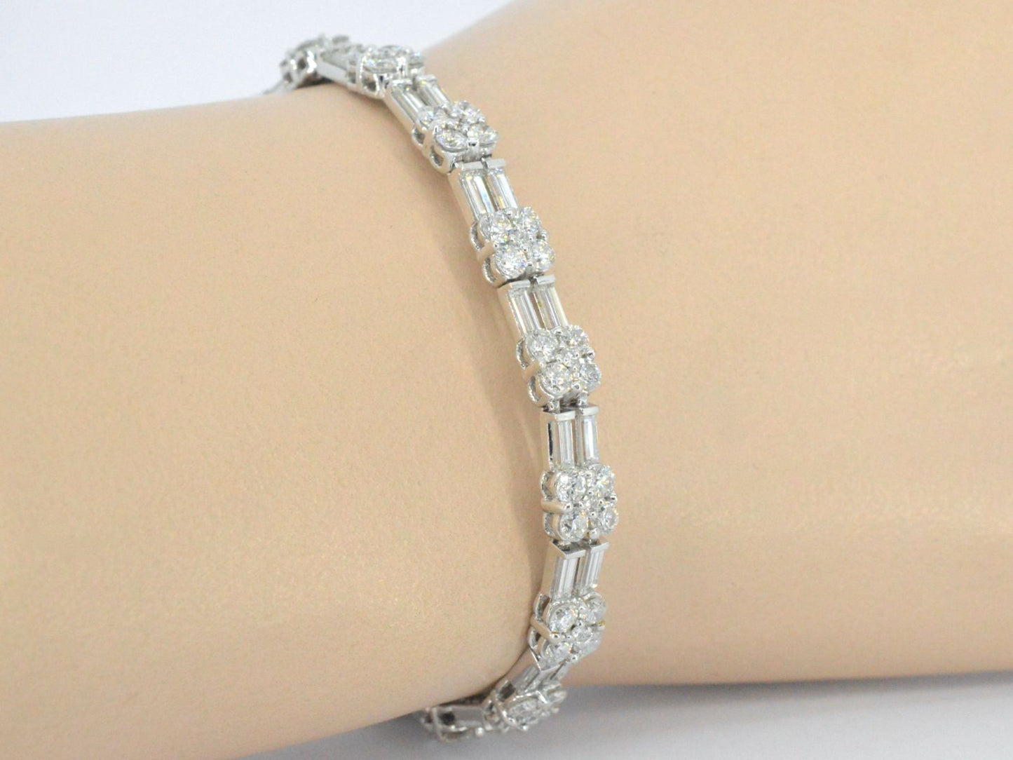 Gouden armband met briljant en baguette geslepen diamanten