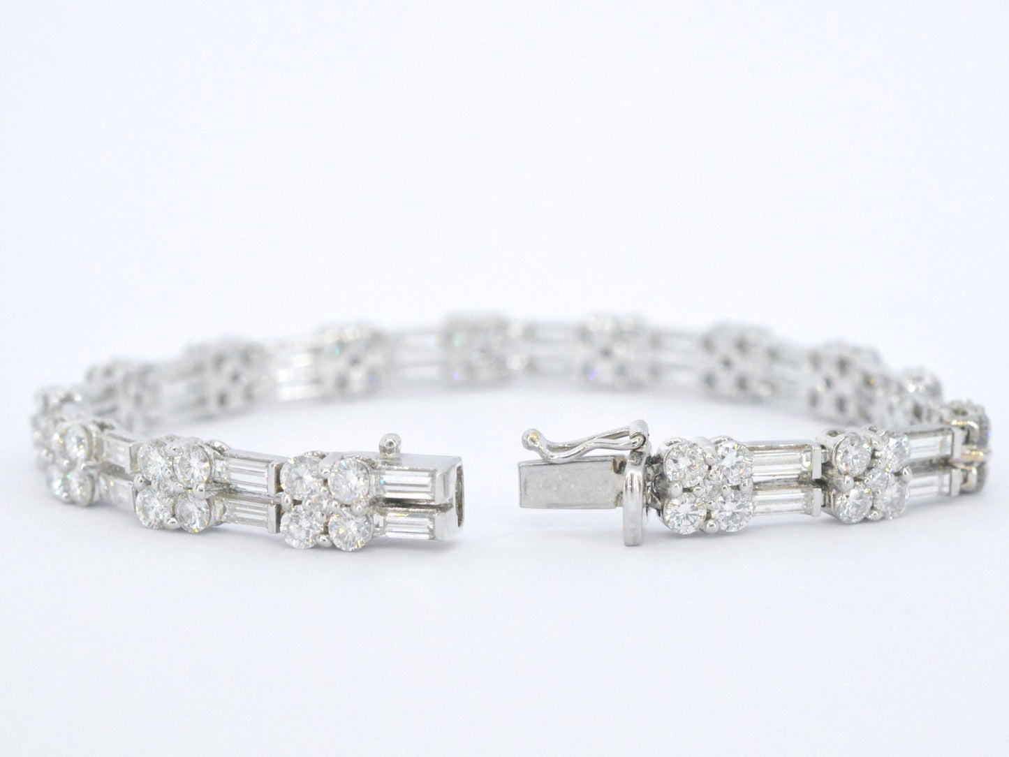 Gouden armband met briljant en baguette geslepen diamanten