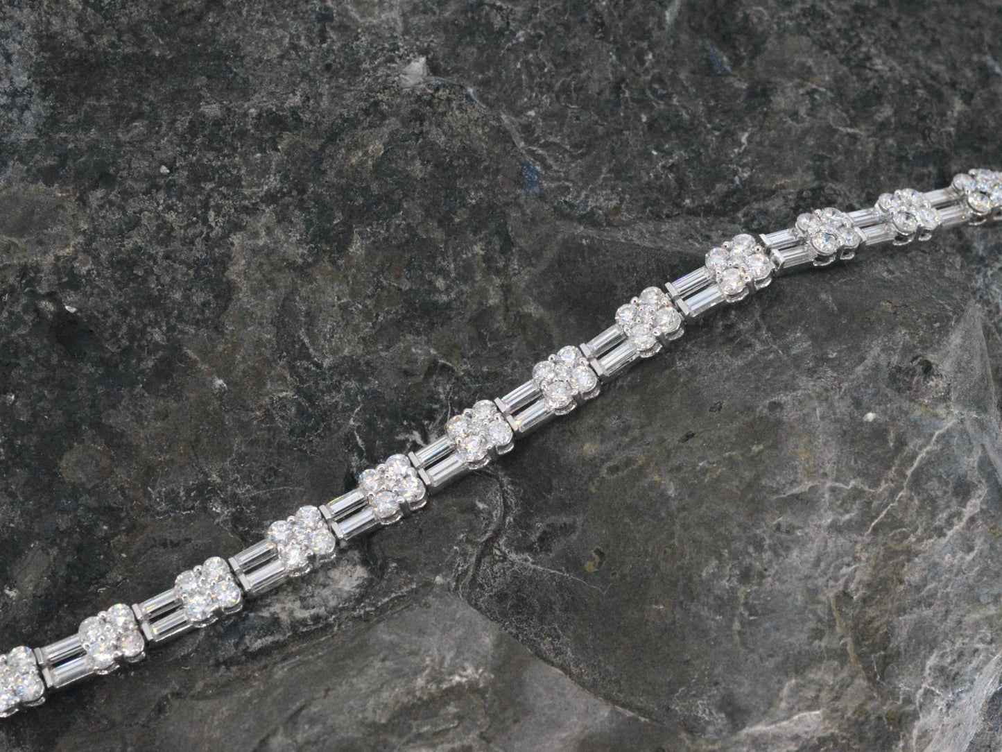 Gouden armband met briljant en baguette geslepen diamanten