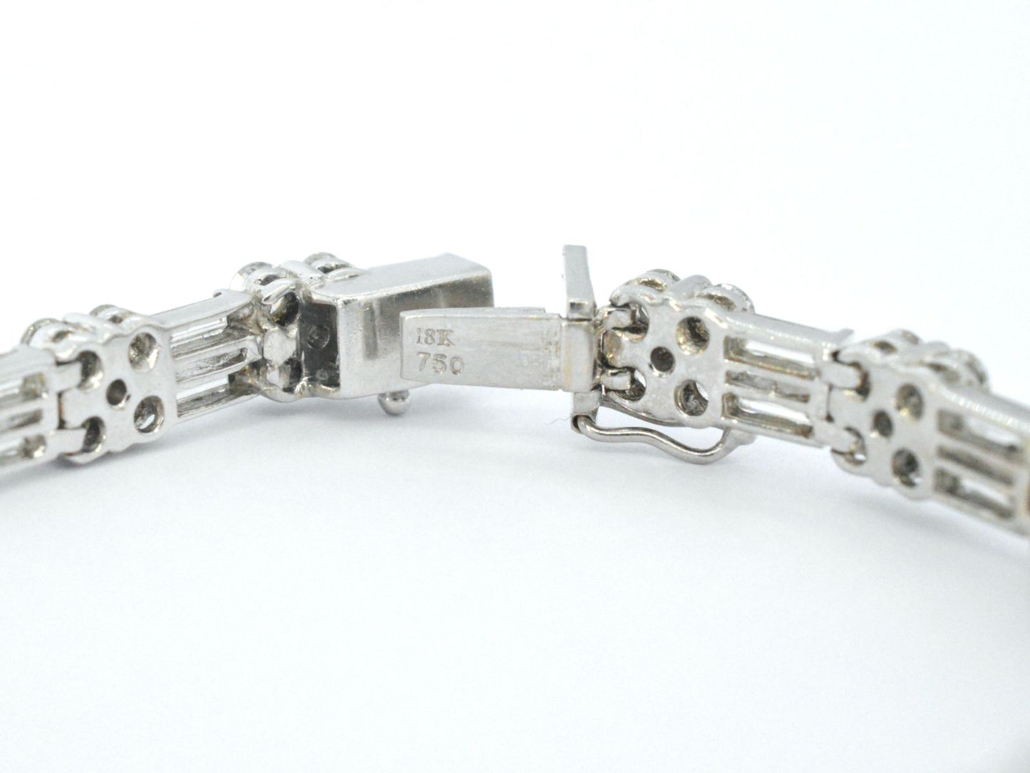 Gouden armband met briljant en baguette geslepen diamanten