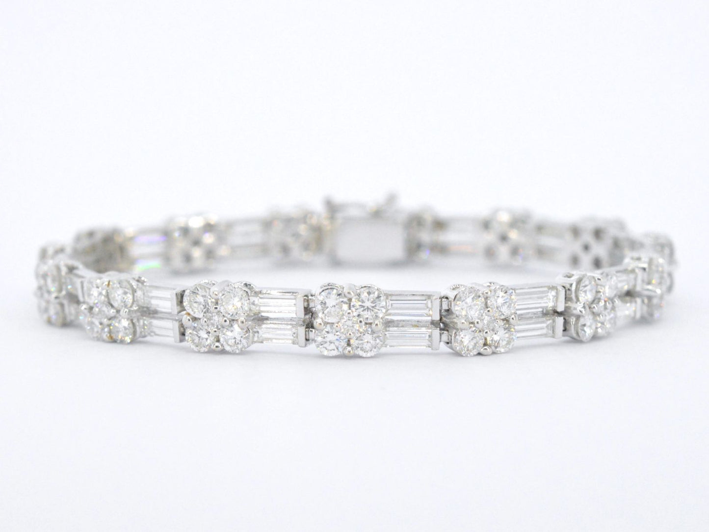 Gouden armband met briljant en baguette geslepen diamanten