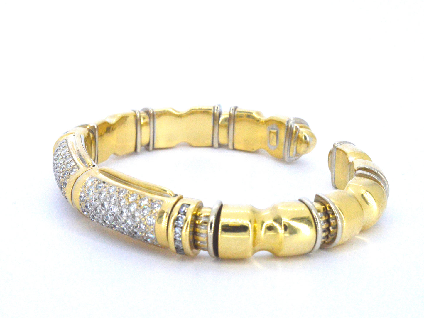Gouden brede bangle armband met hoge kwaliteit aan diamanten