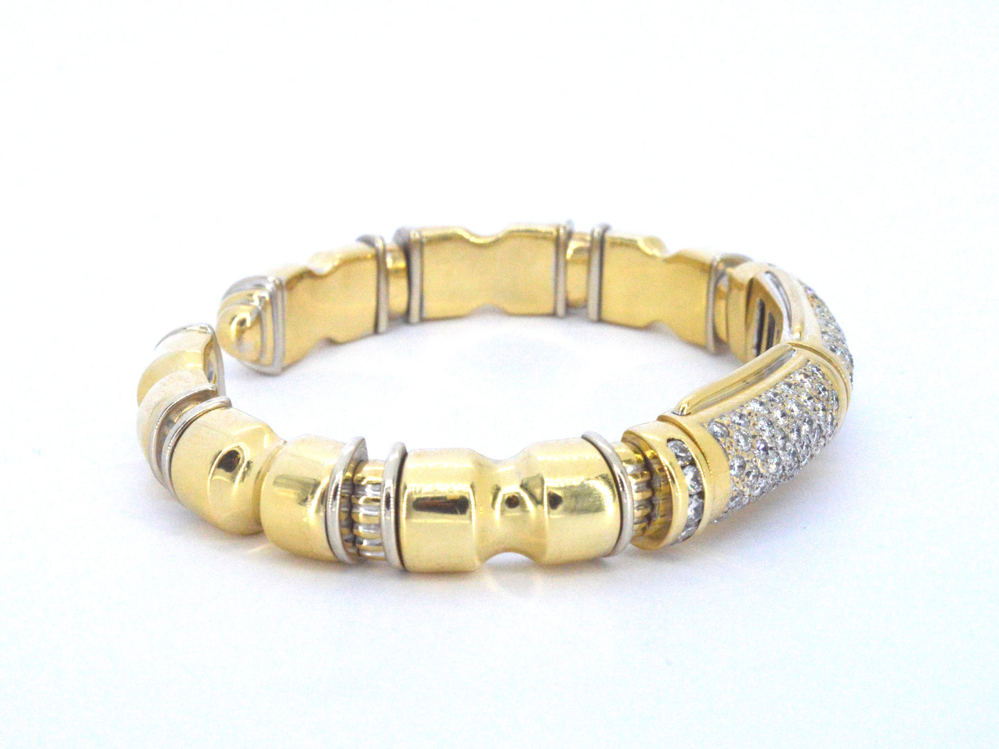 Gouden brede bangle armband met hoge kwaliteit aan diamanten
