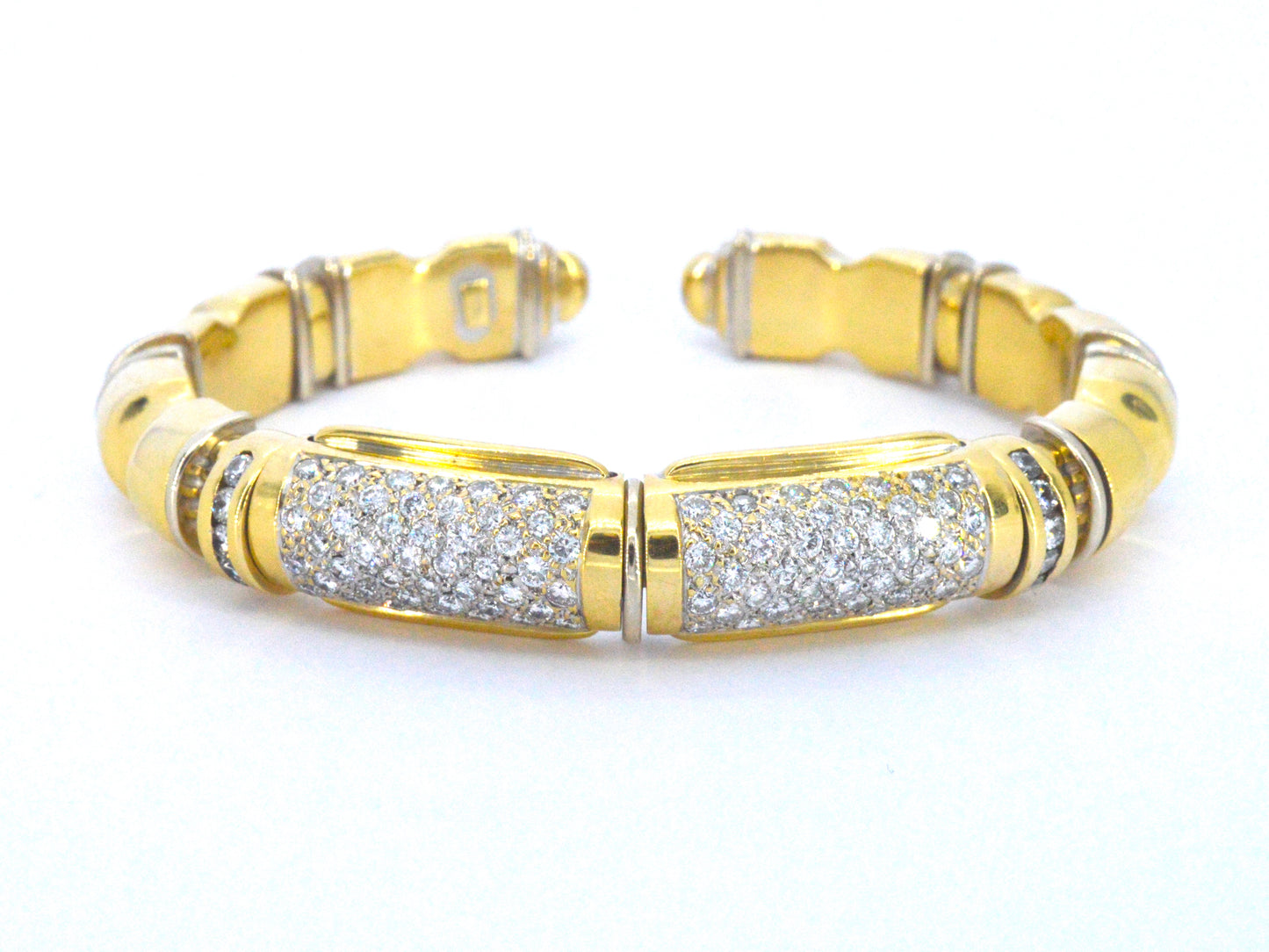 Gouden brede bangle armband met hoge kwaliteit aan diamanten