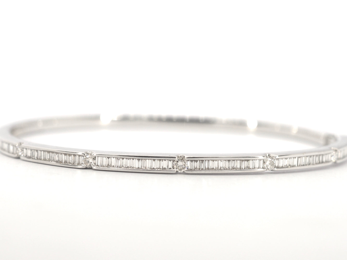 Witgouden vaste armband met diamanten
