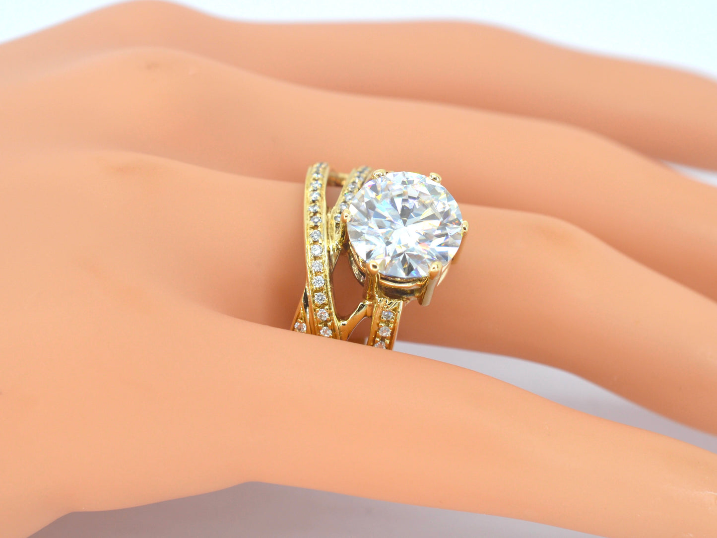 Gouden ring met een grote briljant van 5 carat en diamanten