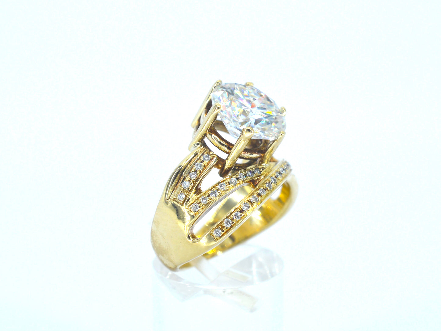 Gouden ring met een grote briljant van 5 carat en diamanten