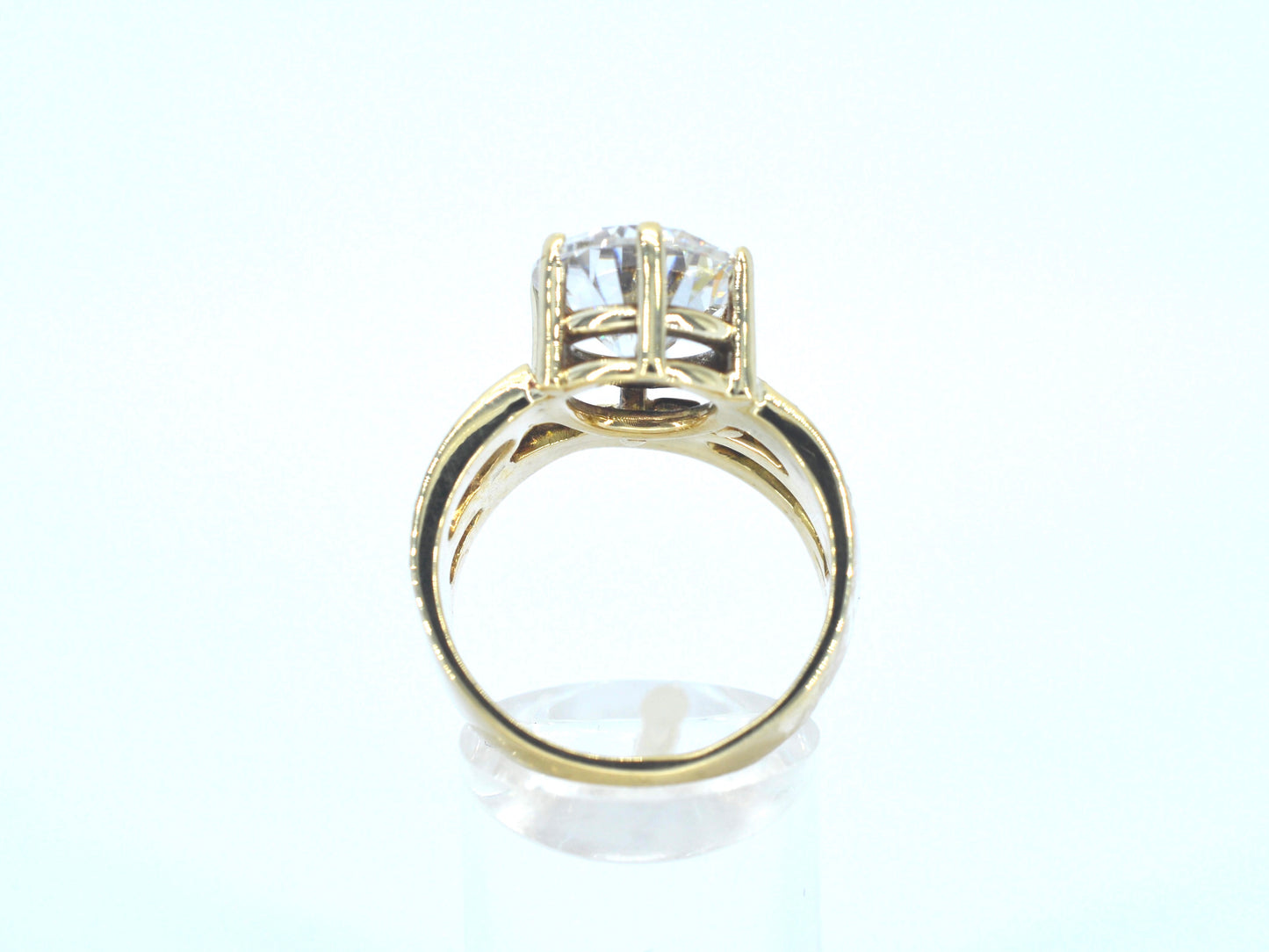 Gouden ring met een grote briljant van 5 carat en diamanten