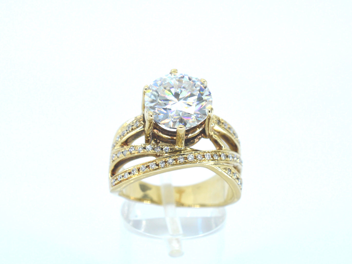 Gouden ring met een grote briljant van 5 carat en diamanten