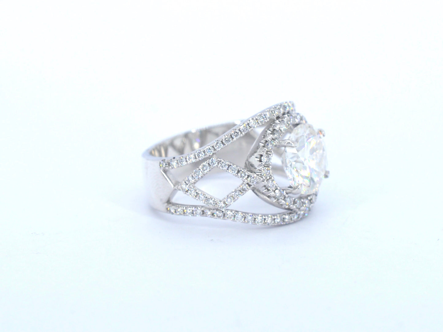 Witgouden ring met diamanten en een briljant van 5.00 carat