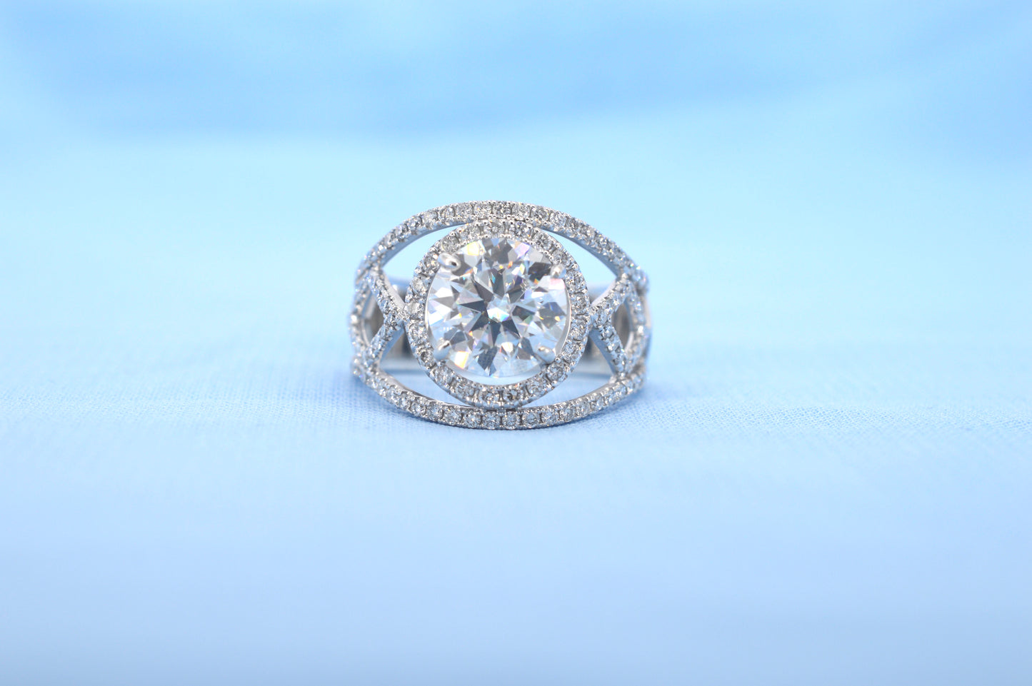 Witgouden ring met diamanten en een briljant van 5.00 carat