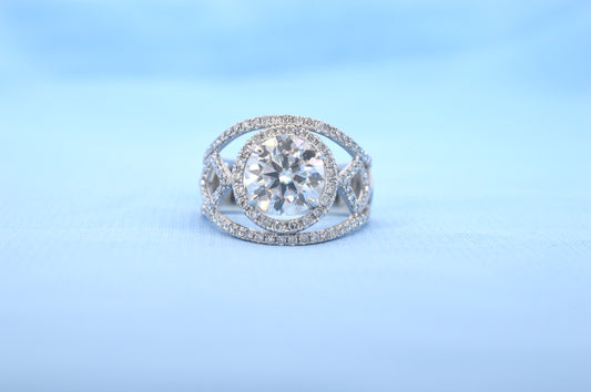 Witgouden ring met diamanten en een briljant van 5.00 carat