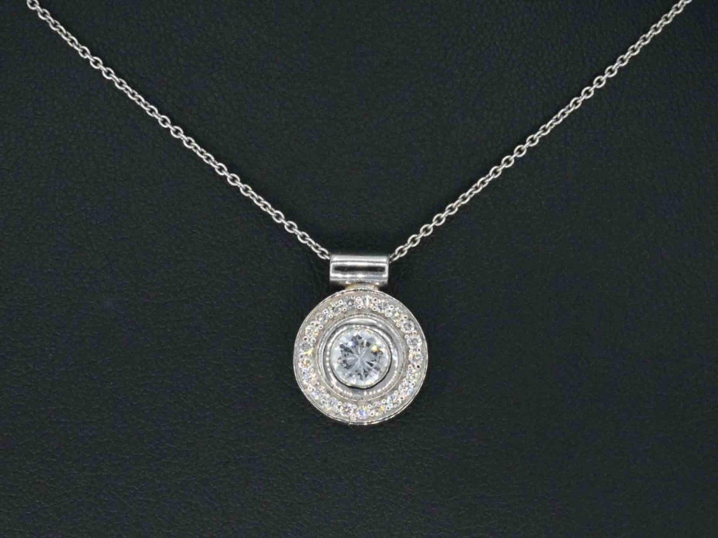 Witgouden hanger met briljant geslepen diamanten