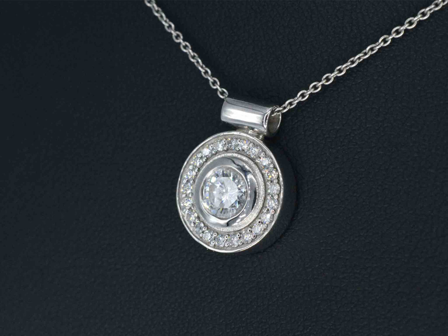 Witgouden hanger met briljant geslepen diamanten