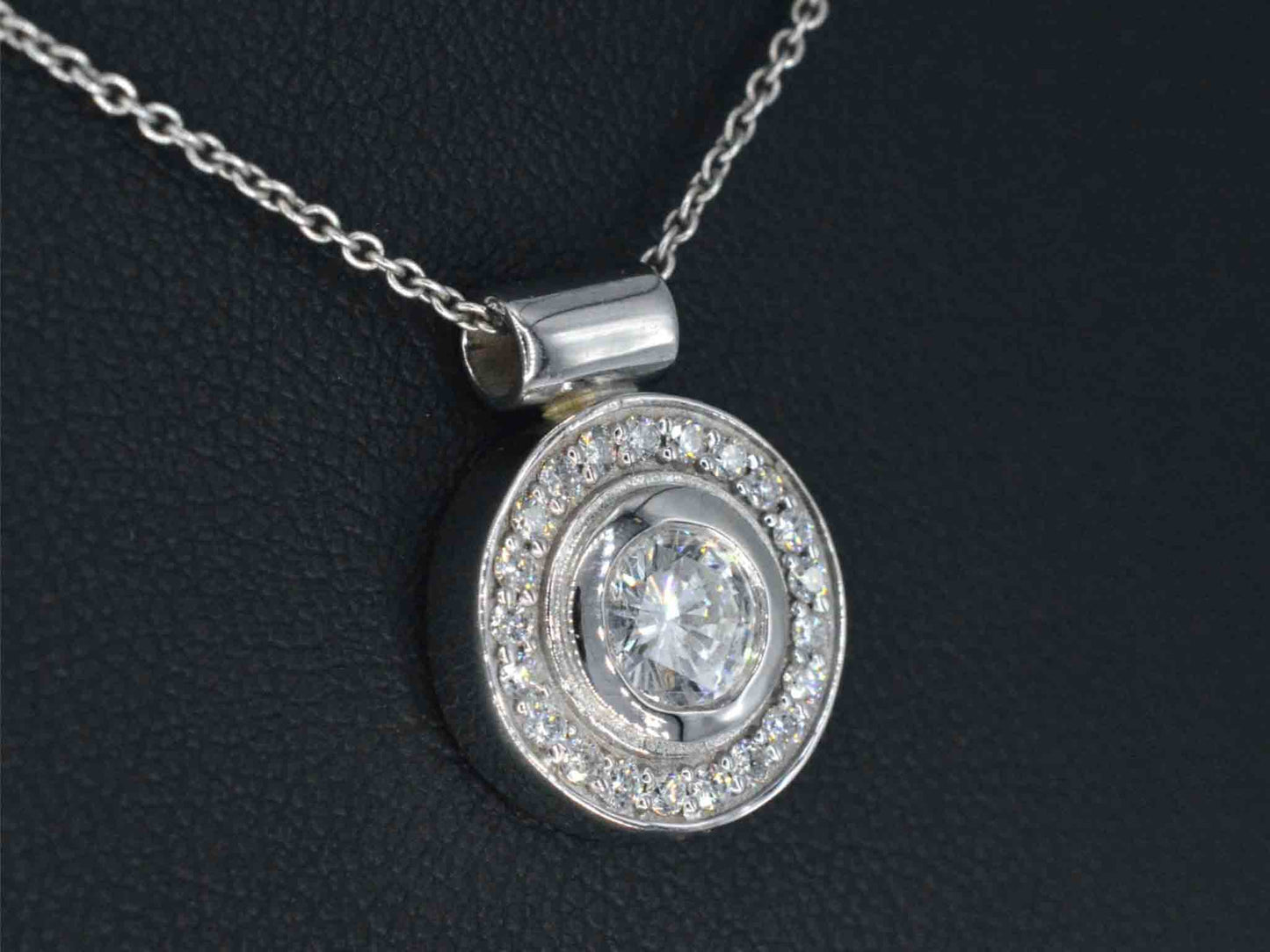 Witgouden hanger met briljant geslepen diamanten