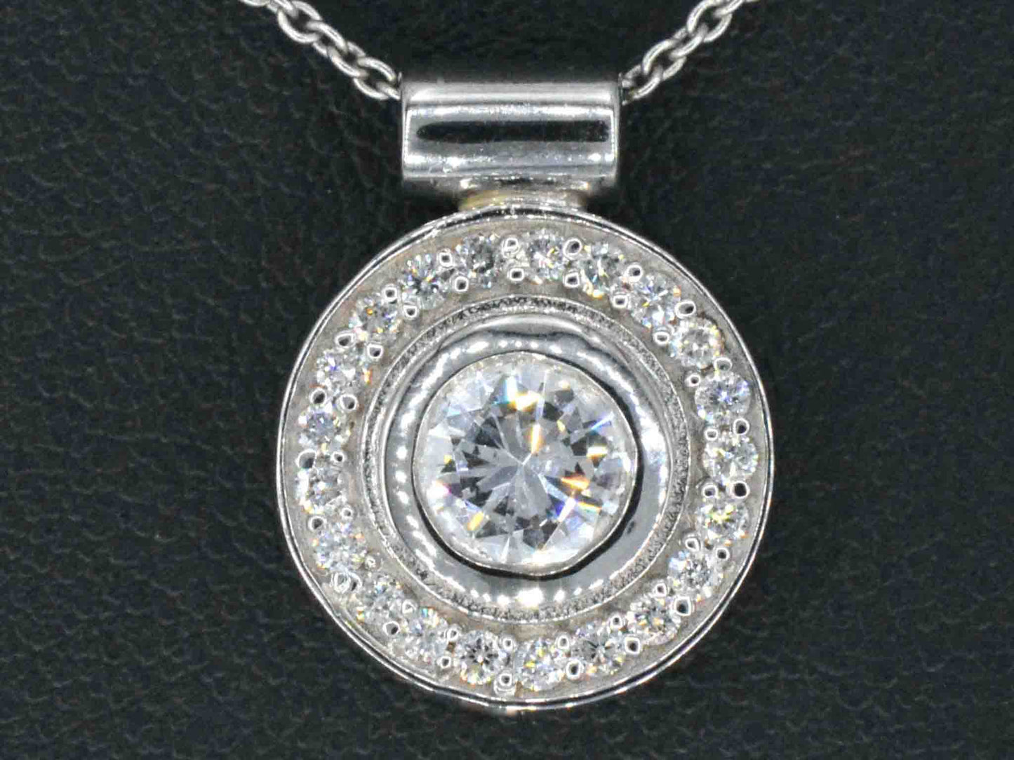 Witgouden hanger met briljant geslepen diamanten