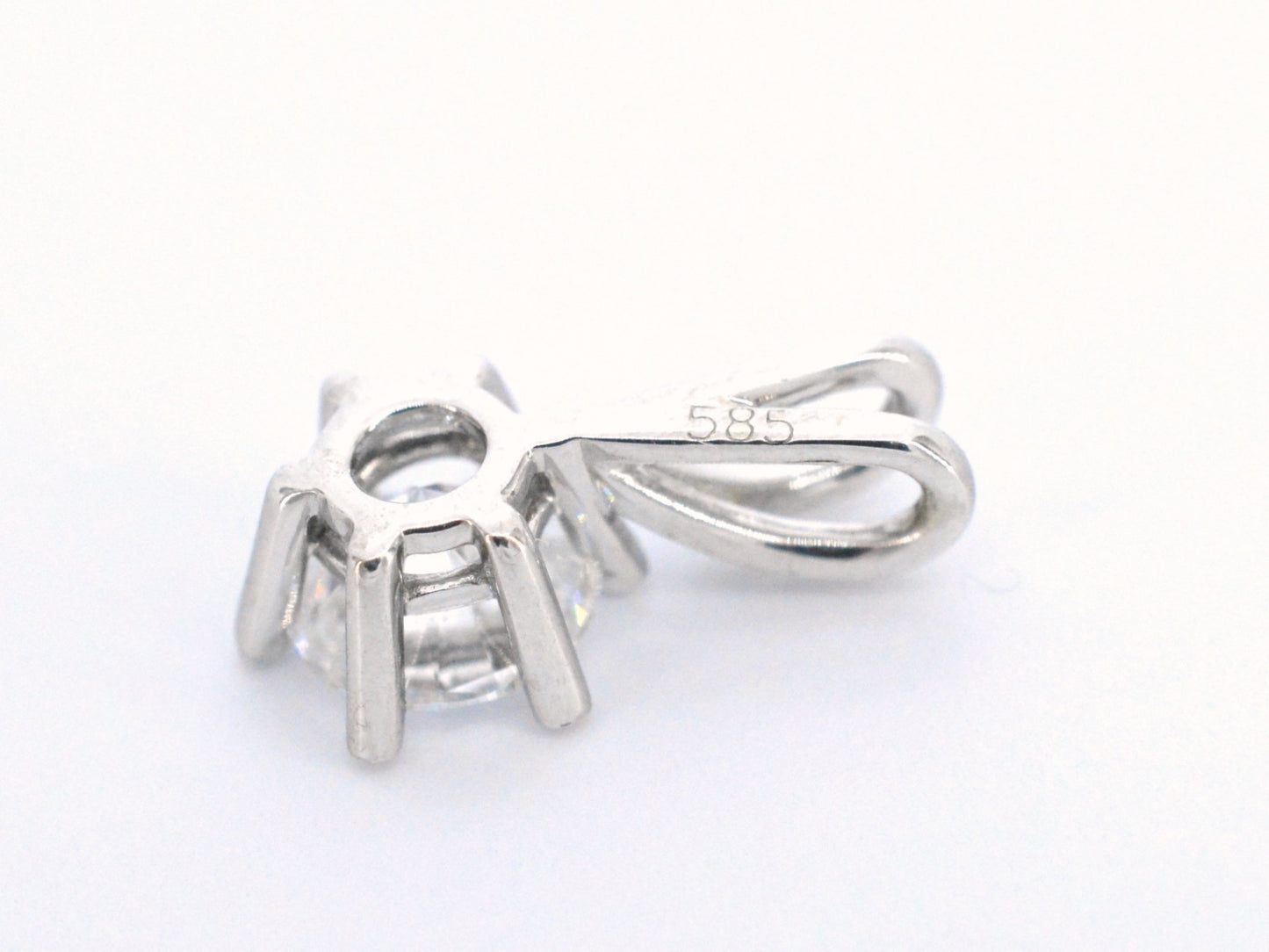 Witgouden hanger met diamant van 0.70 carat