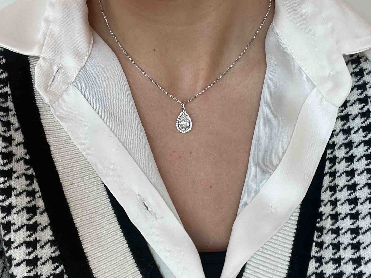 Gouden hanger in peer vorm met diamant 2.01 carat