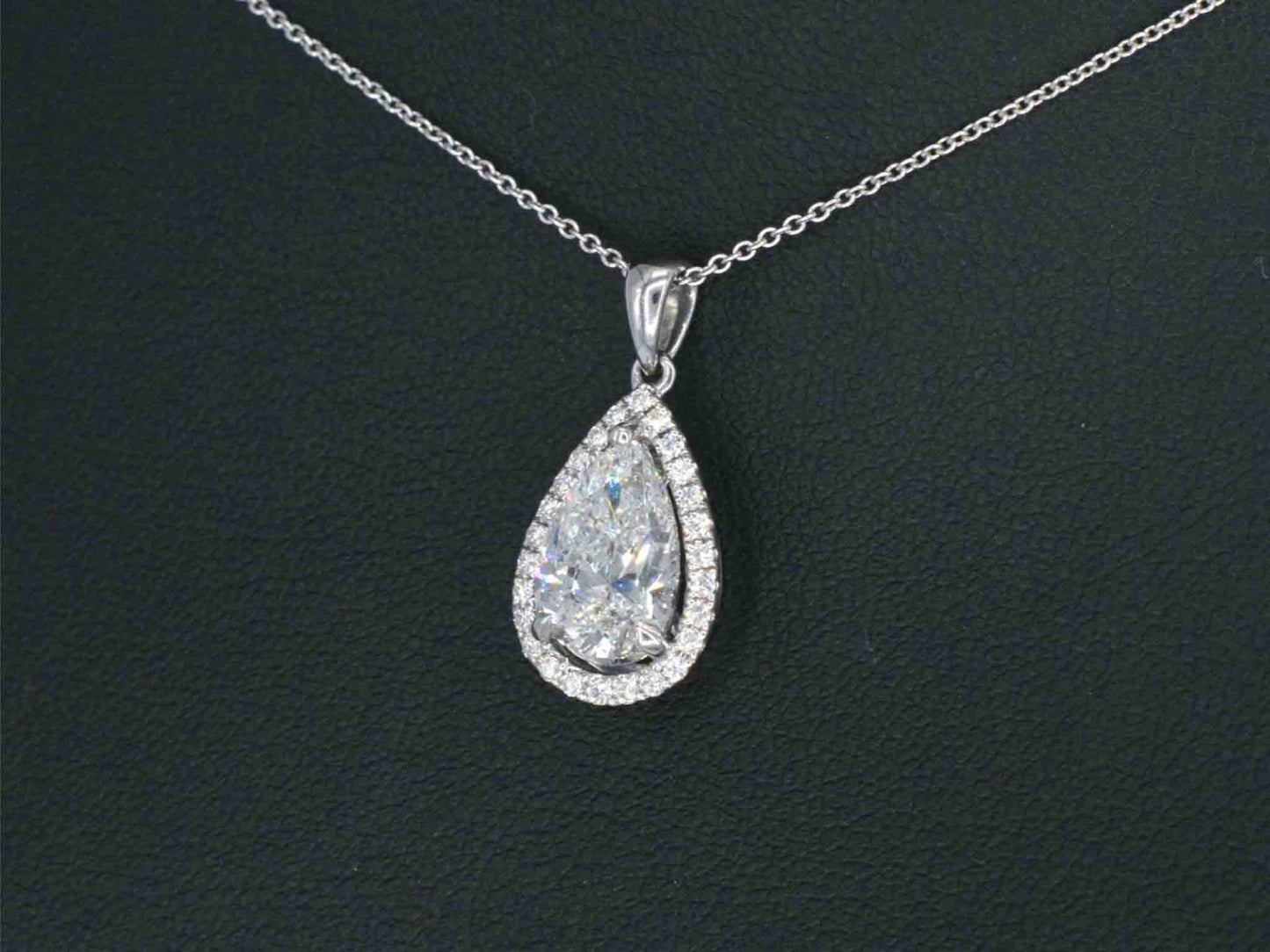 Gouden hanger in peer vorm met diamant 2.01 carat