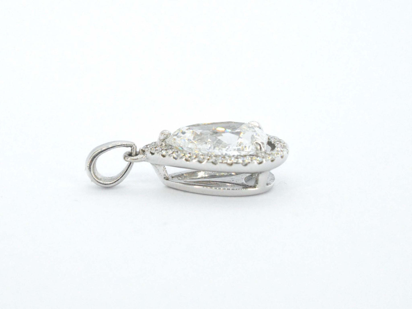 Gouden hanger in peer vorm met diamant 2.01 carat
