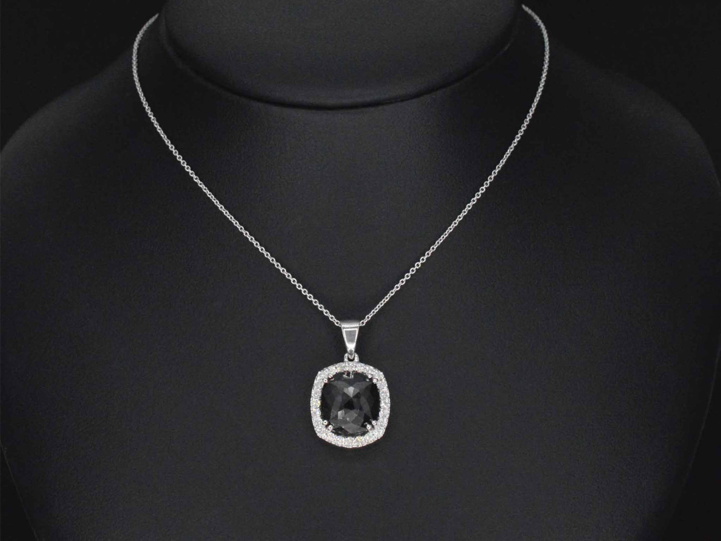 Witgouden hanger met diamanten en een zwarte diamant van 4.80 carat