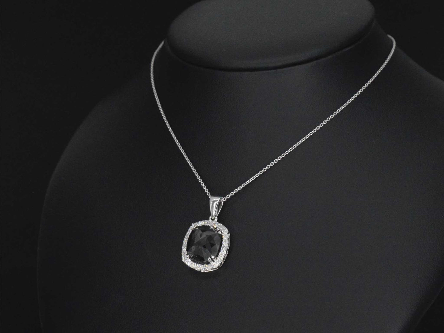 Witgouden hanger met diamanten en een zwarte diamant van 4.80 carat