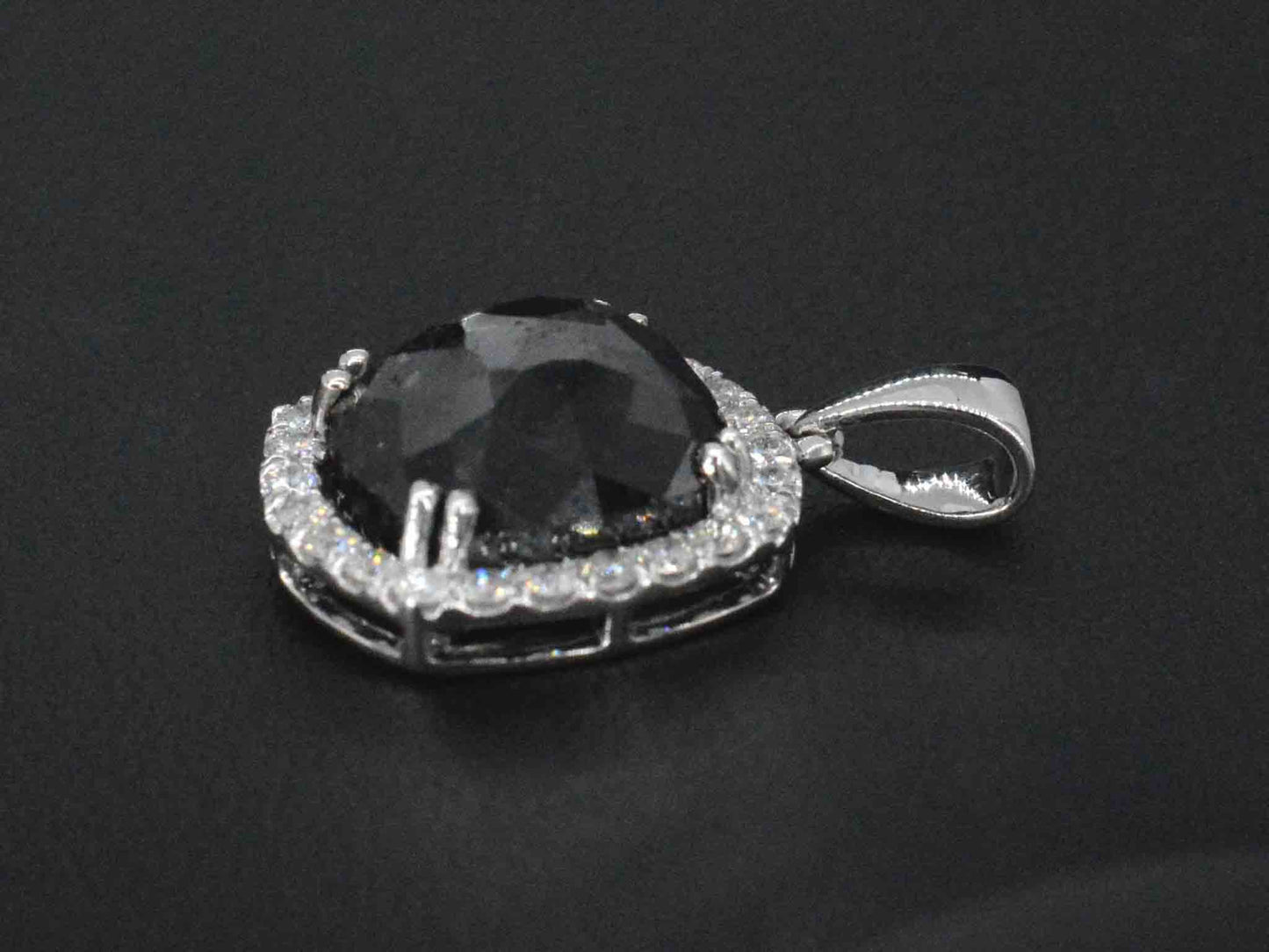 Witgouden hanger met diamanten en een zwarte diamant van 4.80 carat