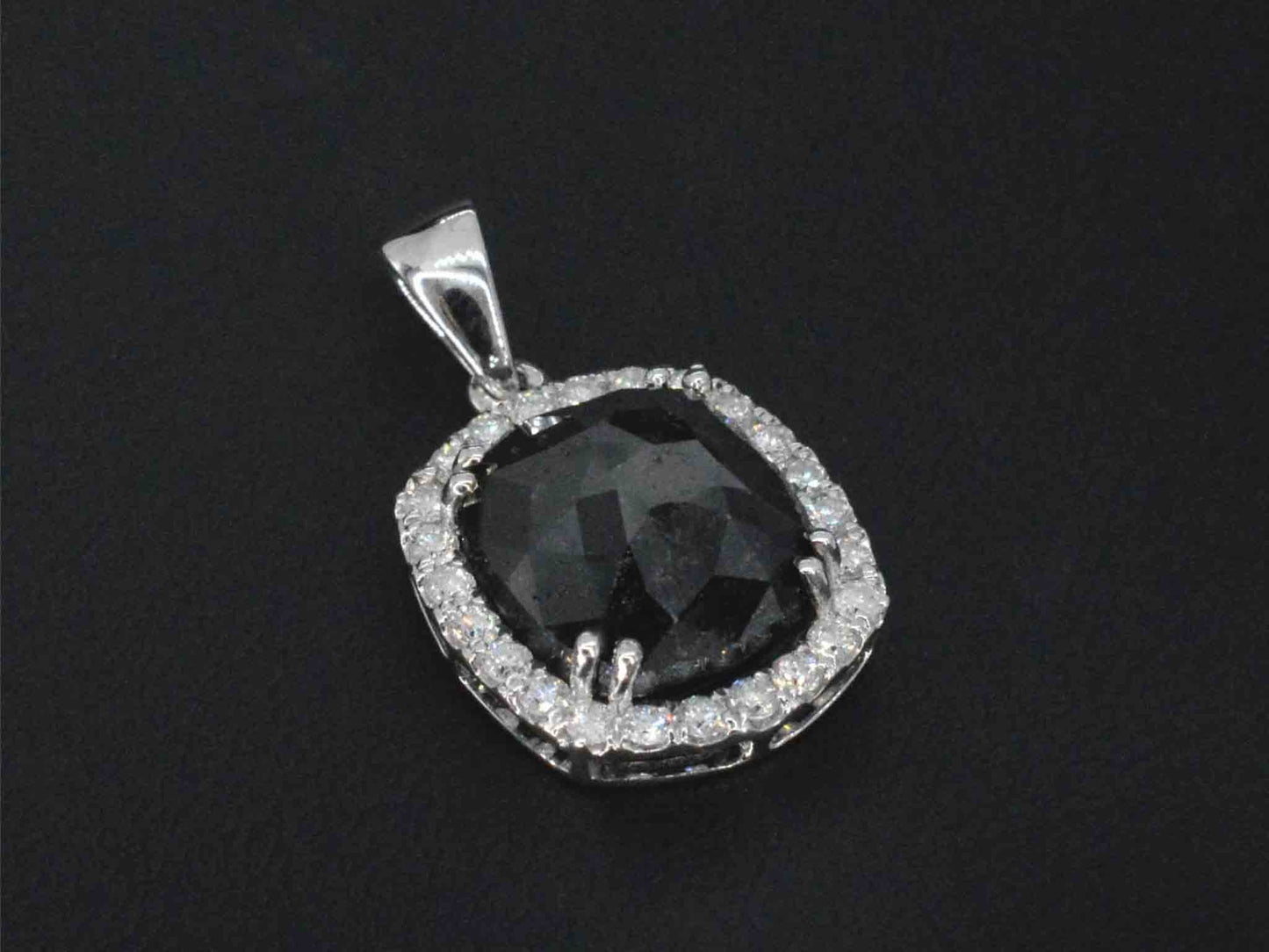 Witgouden hanger met diamanten en een zwarte diamant van 4.80 carat