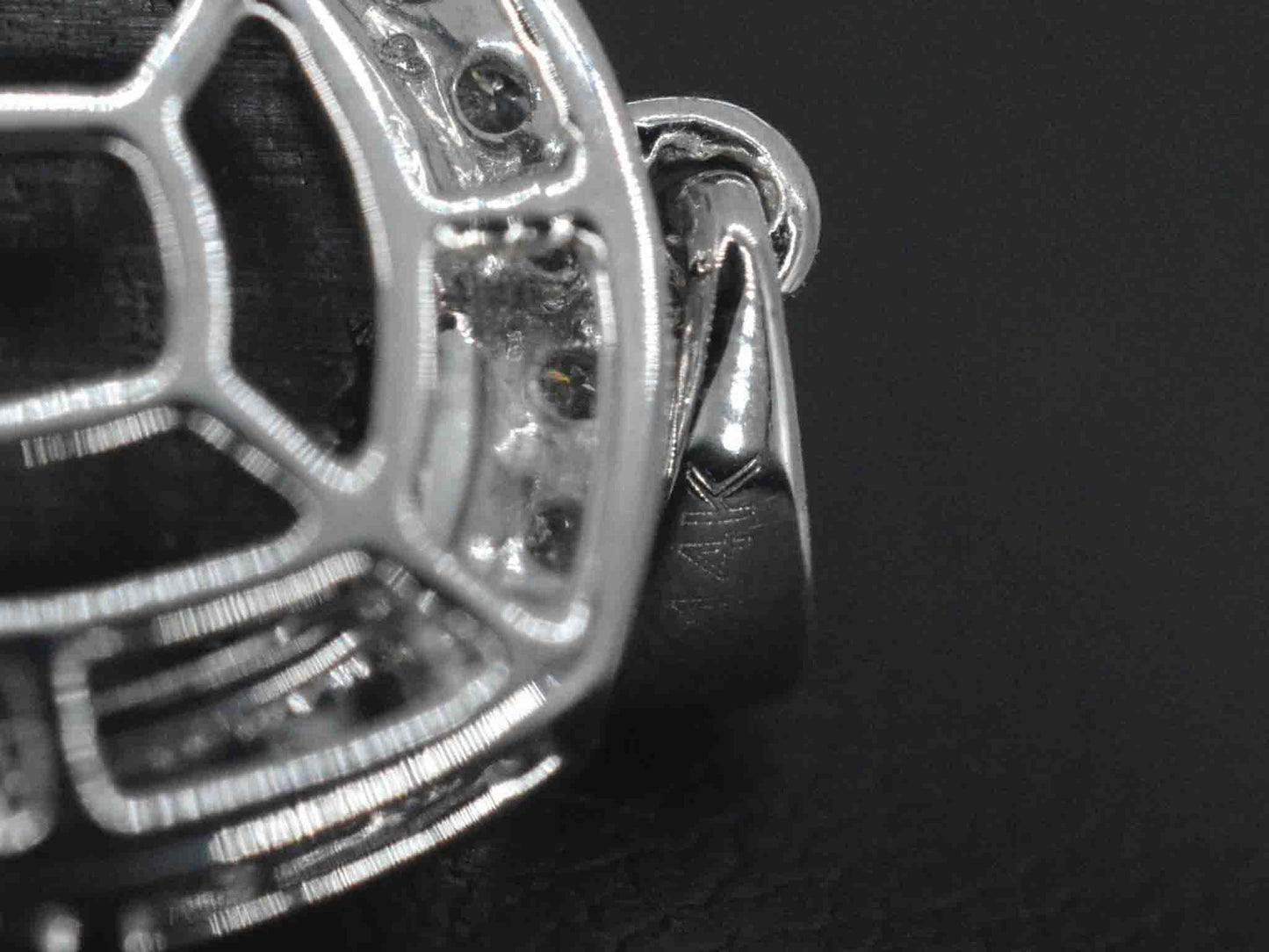 Witgouden hanger met diamanten en een zwarte diamant van 4.80 carat