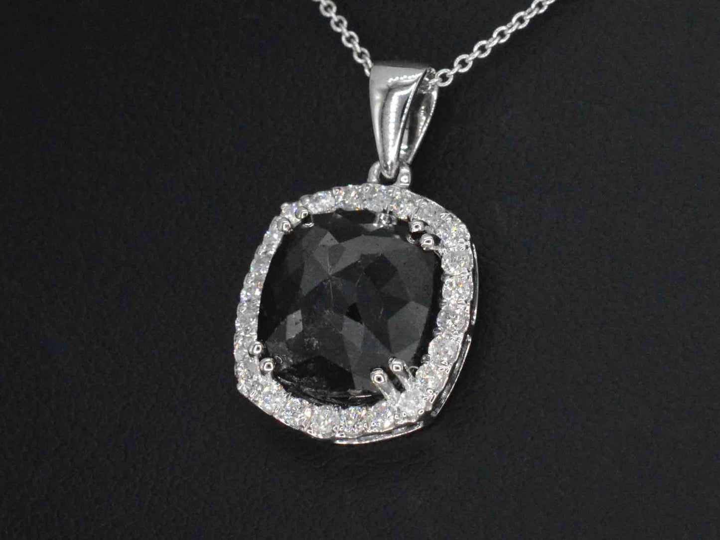 Witgouden hanger met diamanten en een zwarte diamant van 4.80 carat