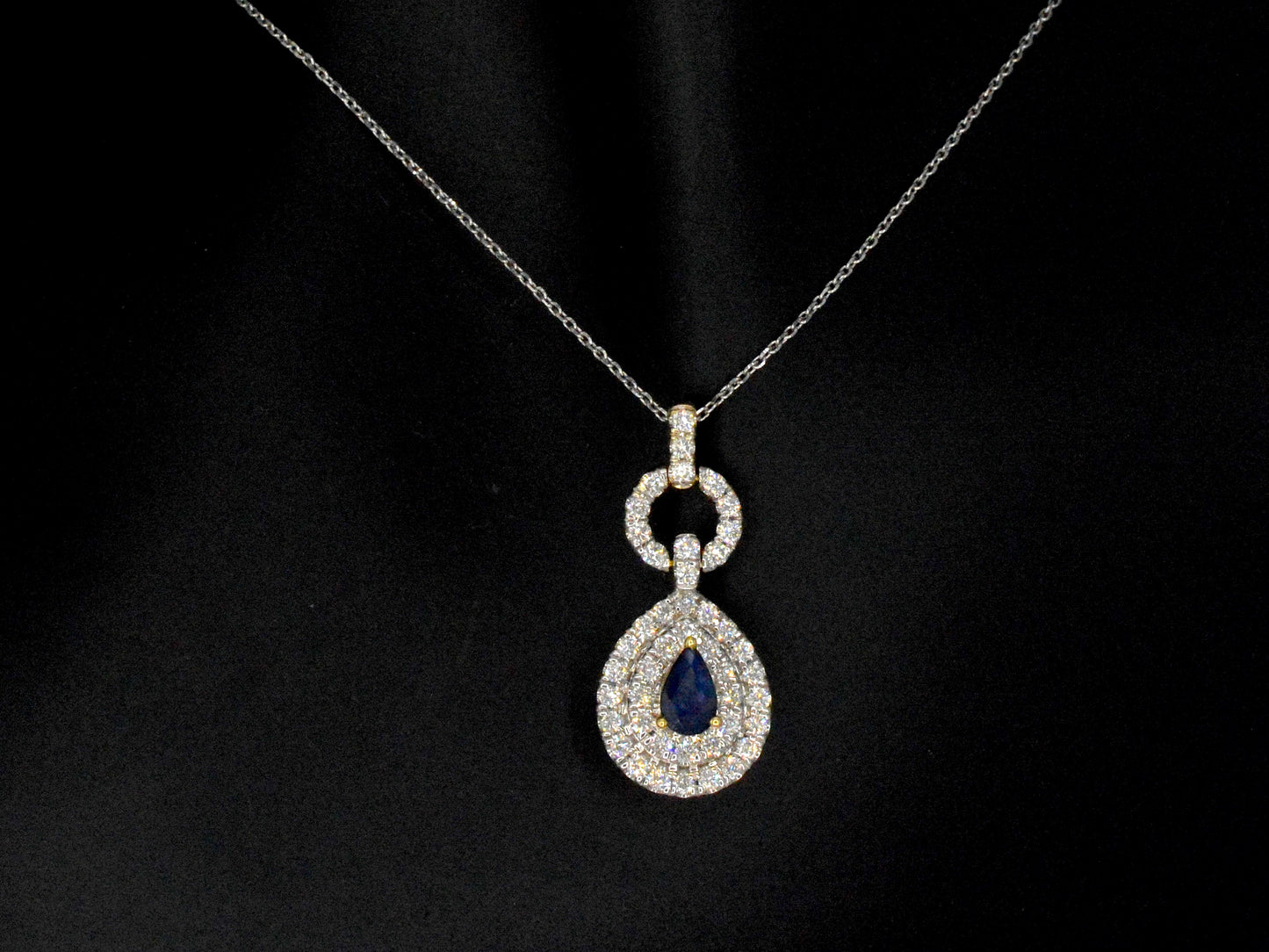 Gouden hanger met diamanten en een saffier in druppelvorm