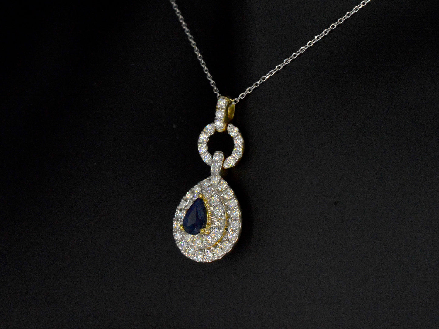 Gouden hanger met diamanten en een saffier in druppelvorm