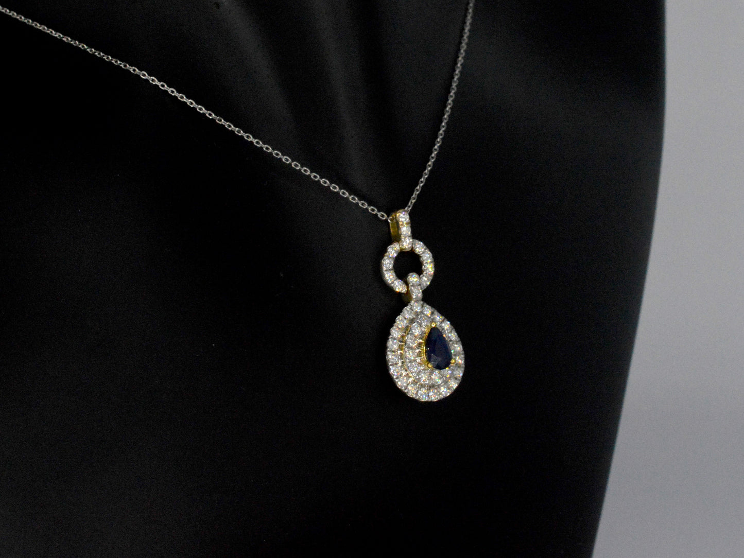 Gouden hanger met diamanten en een saffier in druppelvorm
