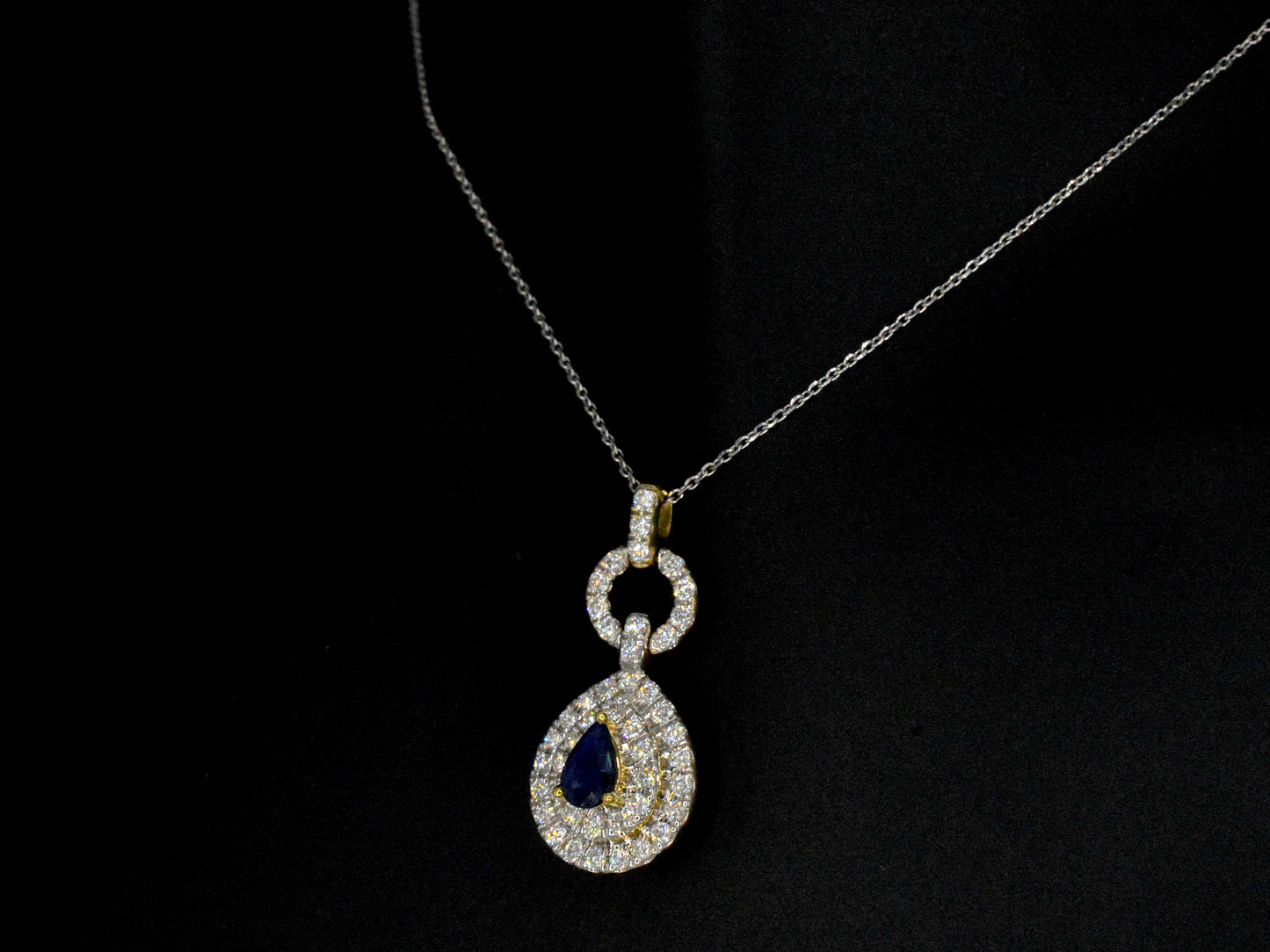 Gouden hanger met diamanten en een saffier in druppelvorm