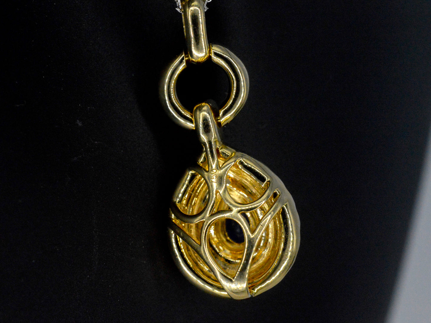 Gouden hanger met diamanten en een saffier in druppelvorm
