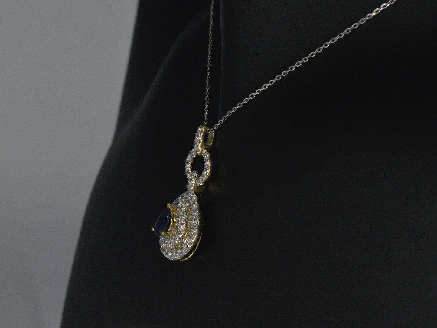 Gouden hanger met diamanten en een saffier in druppelvorm