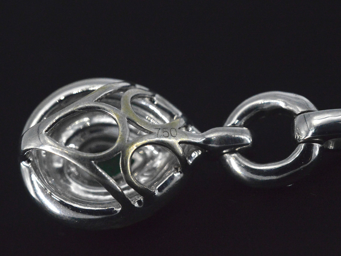 Witgouden hanger met diamanten en een smaragd in druppelvorm
