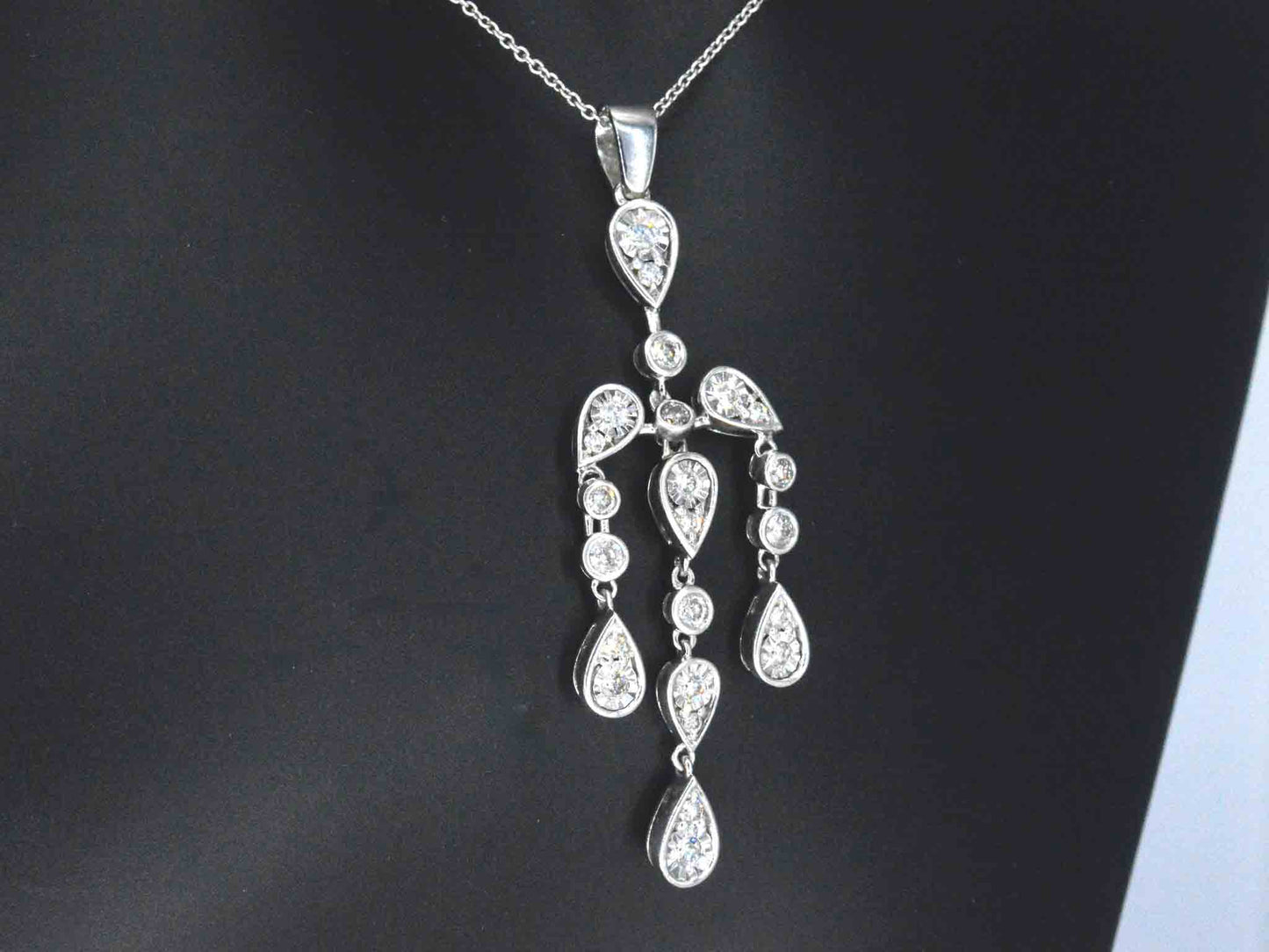 Witgouden hanger in bijzonder design met diamanten