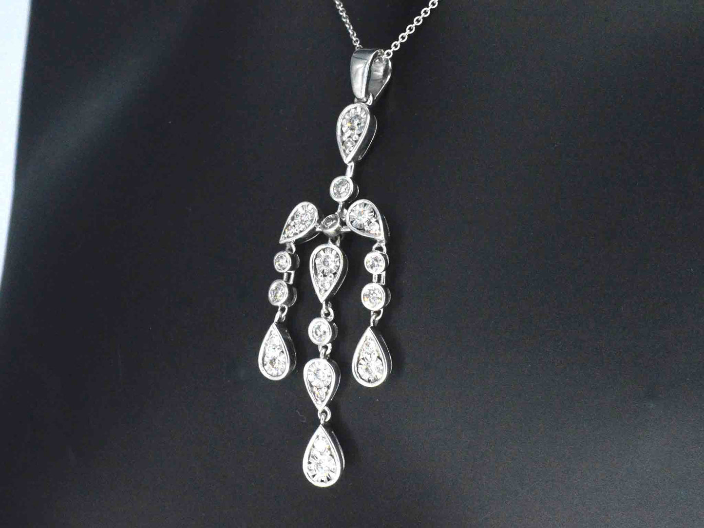 Witgouden hanger in bijzonder design met diamanten