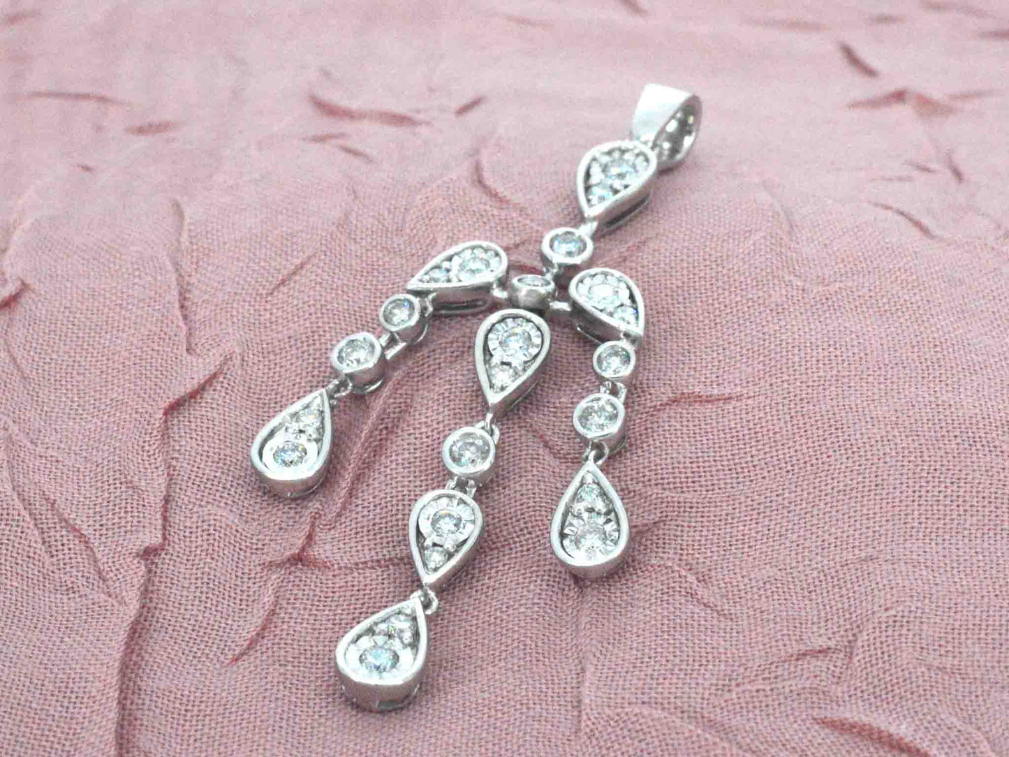 Witgouden hanger in bijzonder design met diamanten