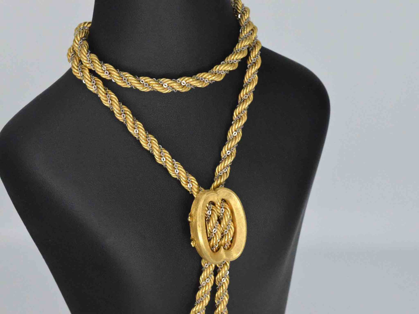 Gouden halsketting met een speciale gouden sluiting