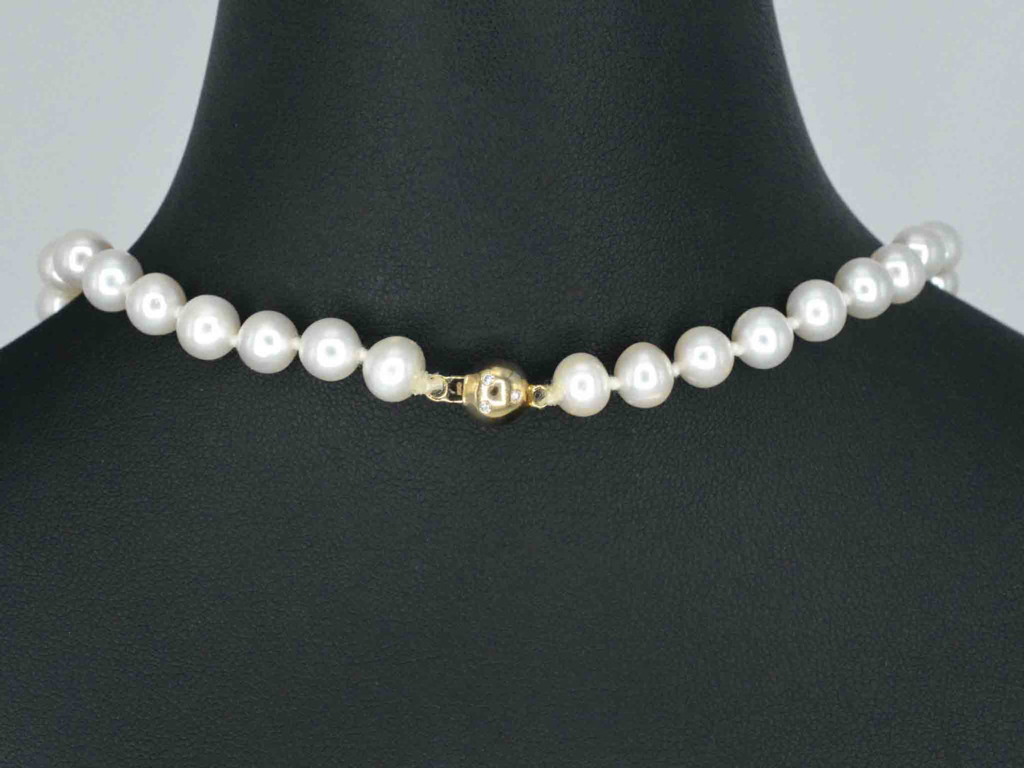 Parelsnoer met gouden sluiting met diamant