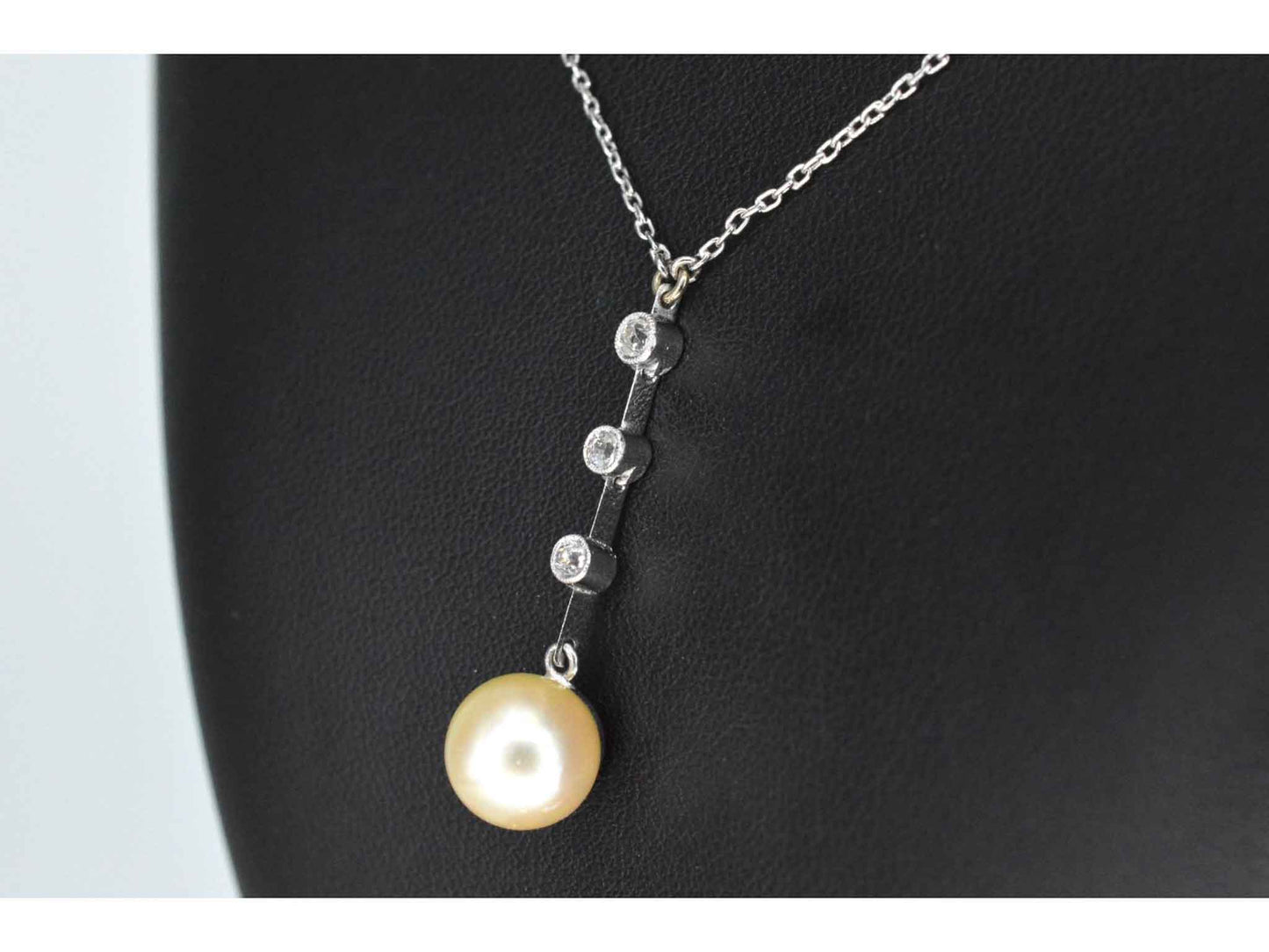 Witgouden ketting met parel en diamanten