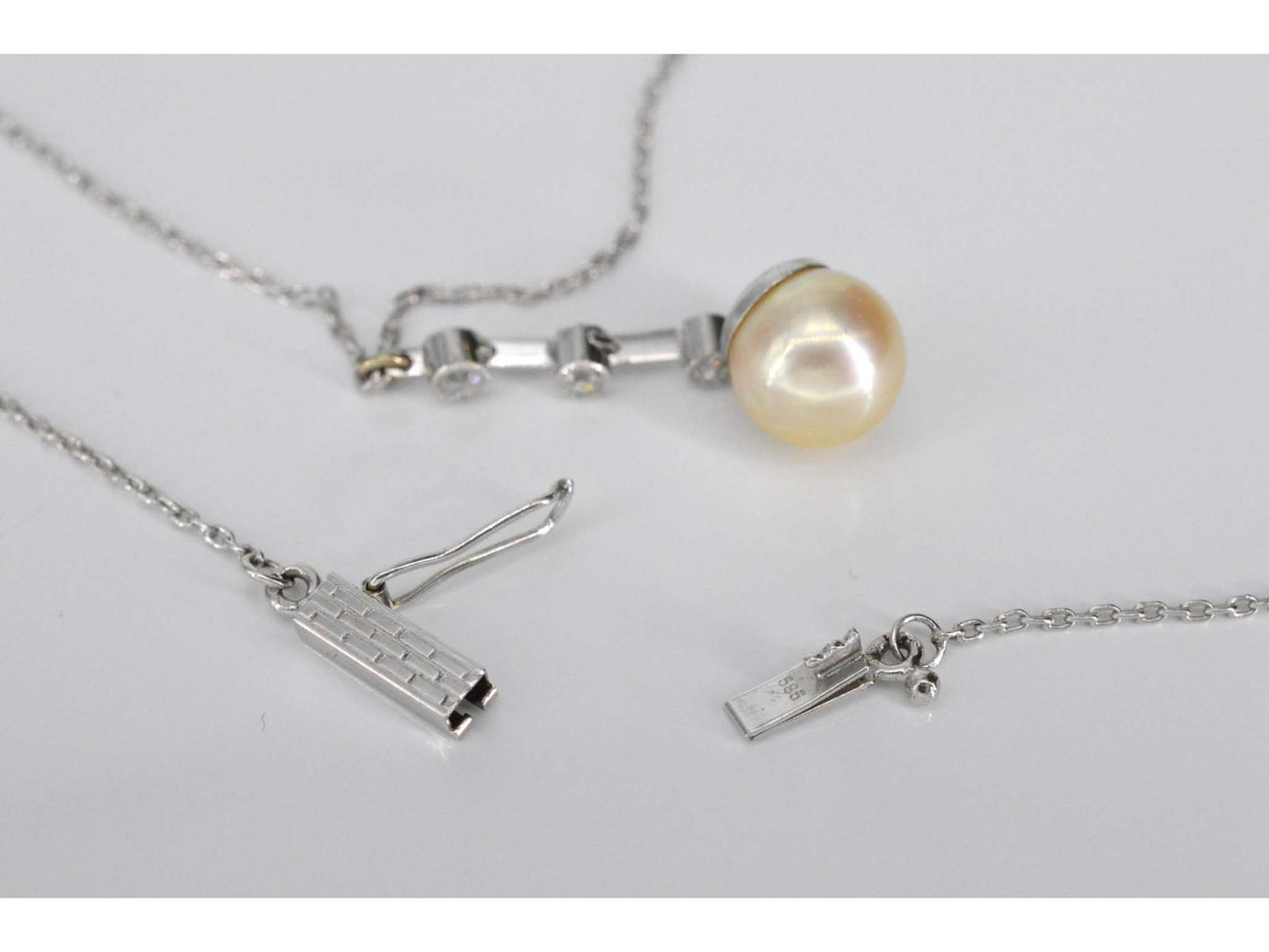 Witgouden ketting met parel en diamanten