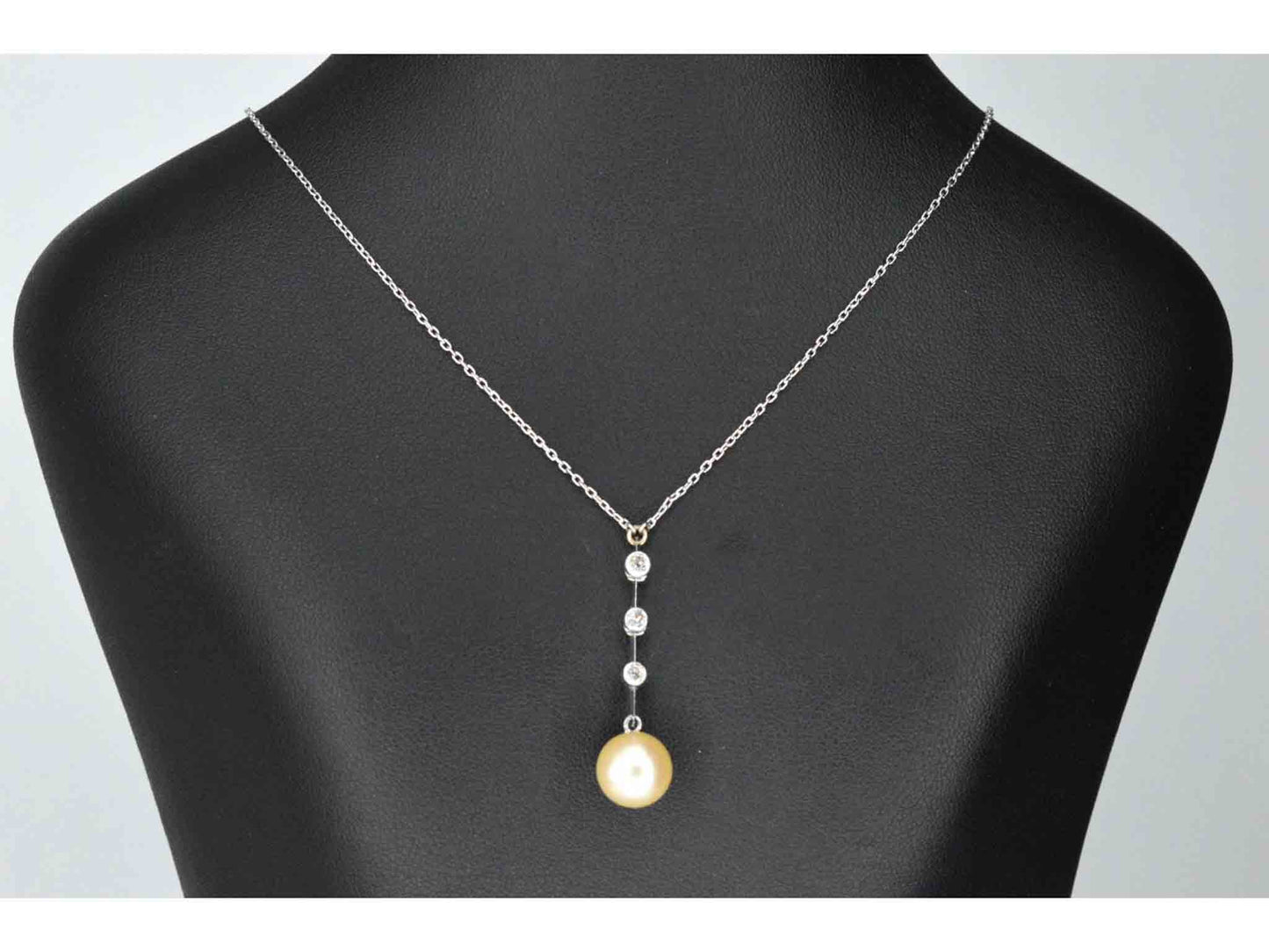 Witgouden ketting met parel en diamanten