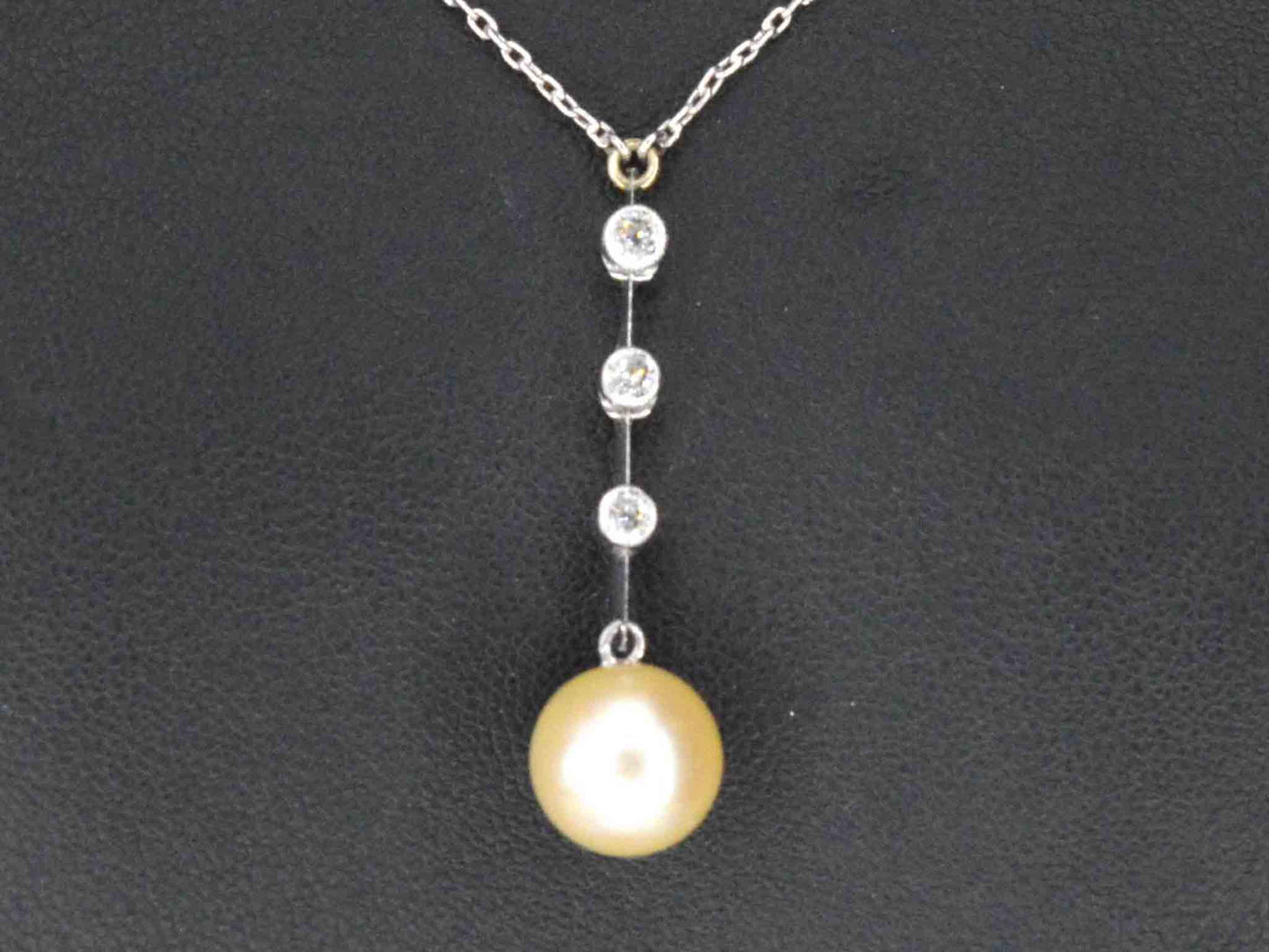 Witgouden ketting met parel en diamanten