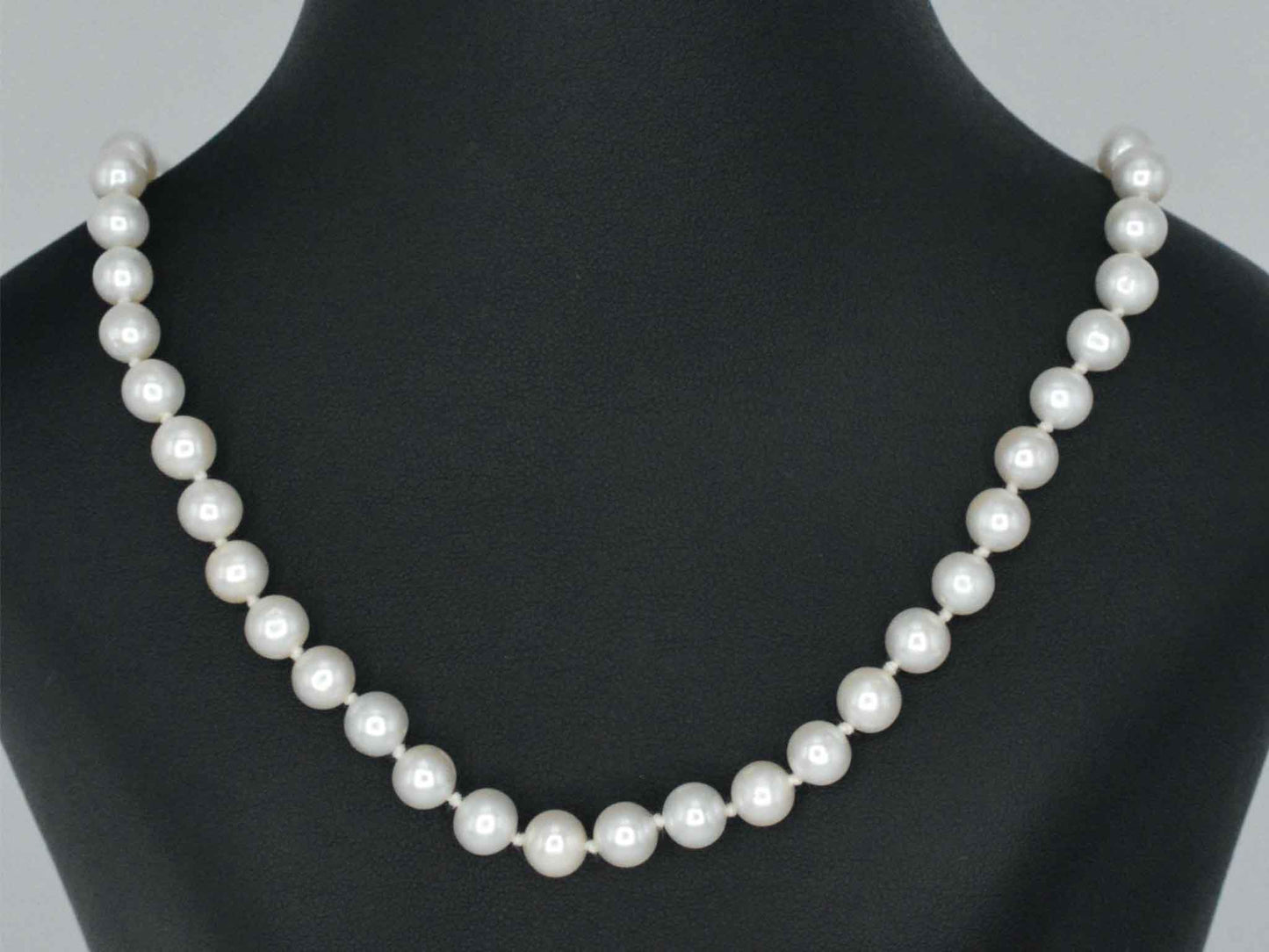 Parelsnoer met witgouden sluiting met diamant