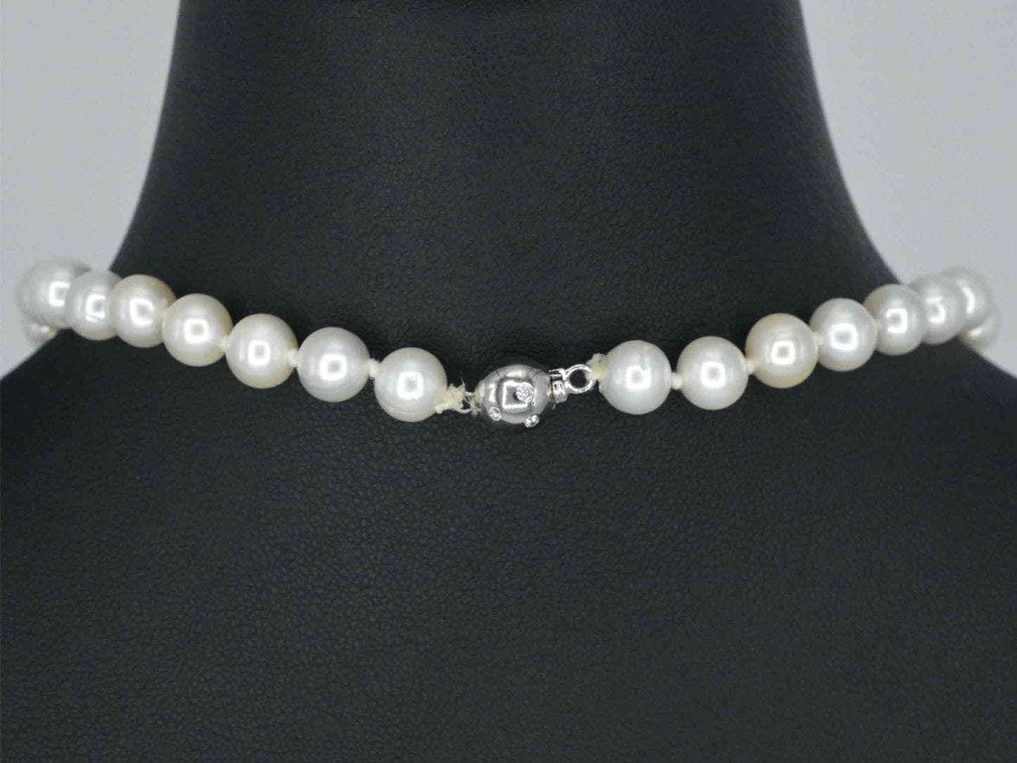Parelsnoer met witgouden sluiting met diamant