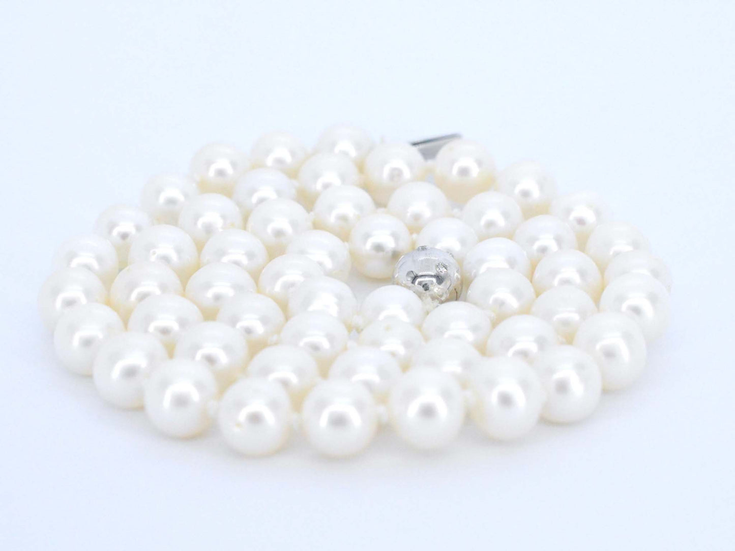 Parelsnoer met witgouden sluiting met diamant